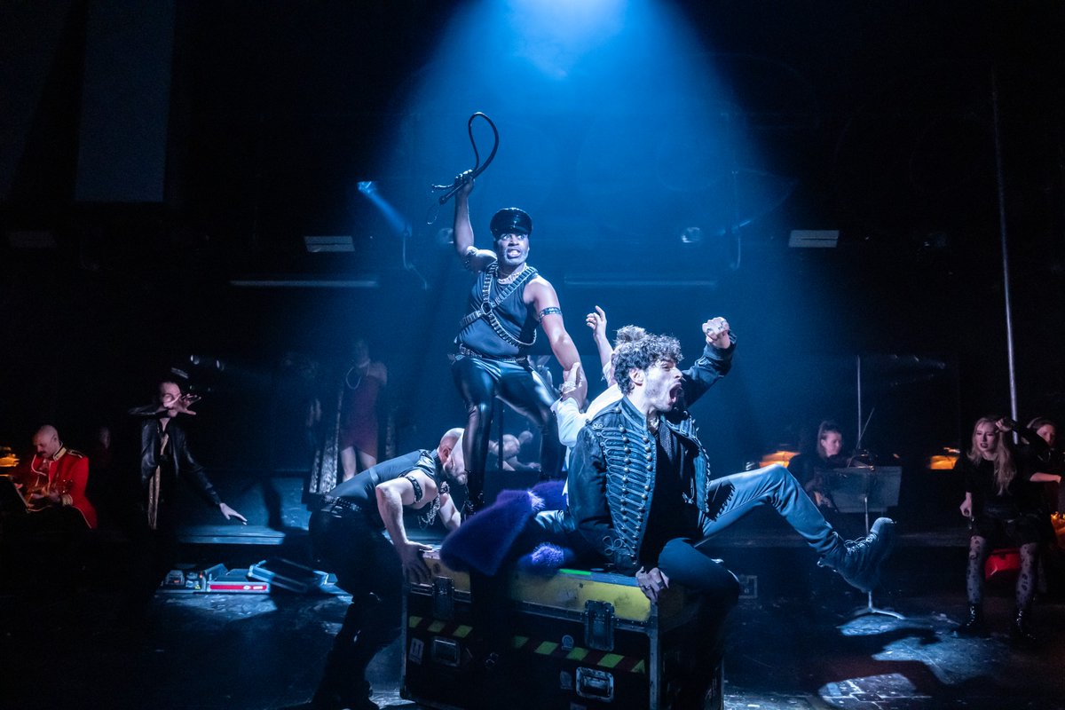 Donmar Warehouse (@donmarwarehouse) on Twitter photo "Who’s that madman flying at full gallop down the street?"
Cedric Neal 'is an absolute blast' (<a href="/londontheatre/">LondonTheatre.co.uk</a>) as the famous troika driver Balaga in NATASHA. PIERRE & THE GREAT COMET OF 1812 ☄️
📸 Johan Persson "Who’s that madman flying at full gallop down the street?"
Cedric Neal 'is an absolute blast' (<a href="/londontheatre/">LondonTheatre.co.uk</a>) as the famous troika driver Balaga in NATASHA. PIERRE & THE GREAT COMET OF 1812 ☄️
📸 Johan Persson