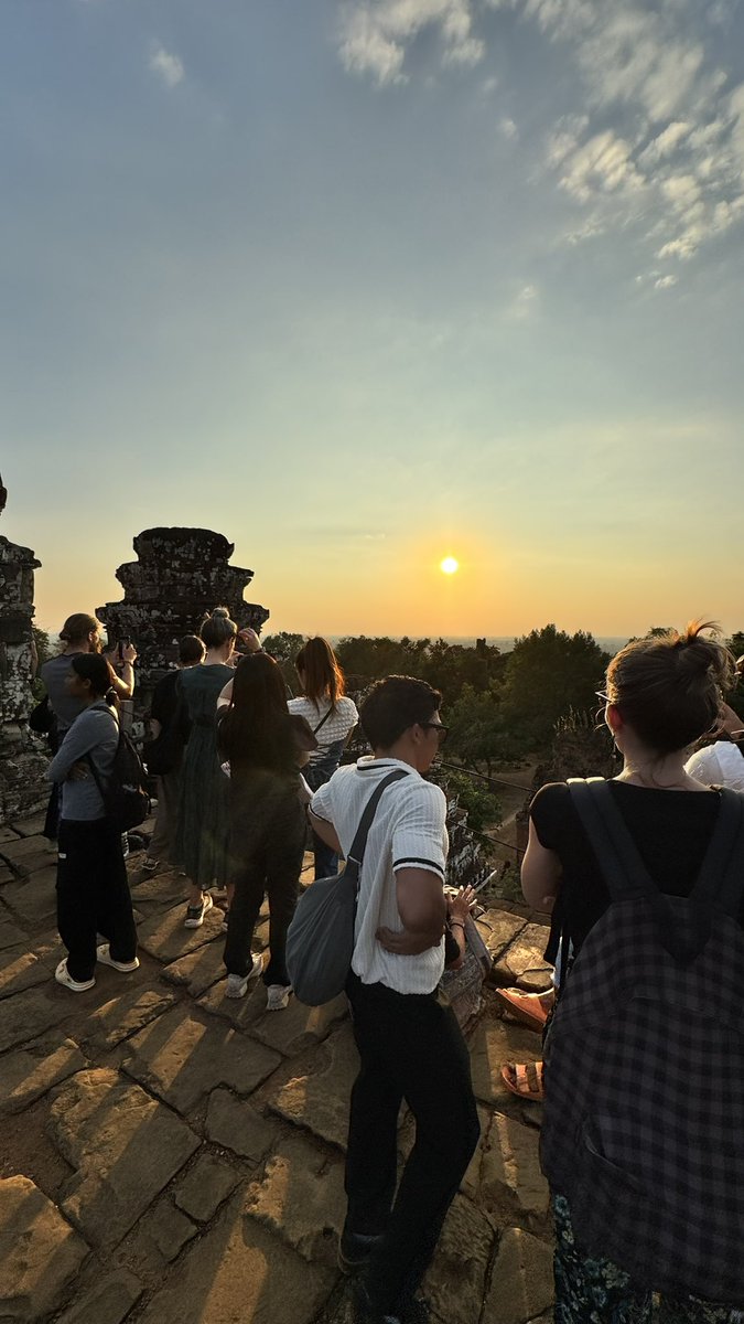 今年の正月はカンボジアに来ましたー。
そんなつもりなかったけど気付いたらアンコールワット遺跡巡りツアーに参加してました。
12時間近いツアーで20$は安かったなー
#カンボジア　#アンコールワット