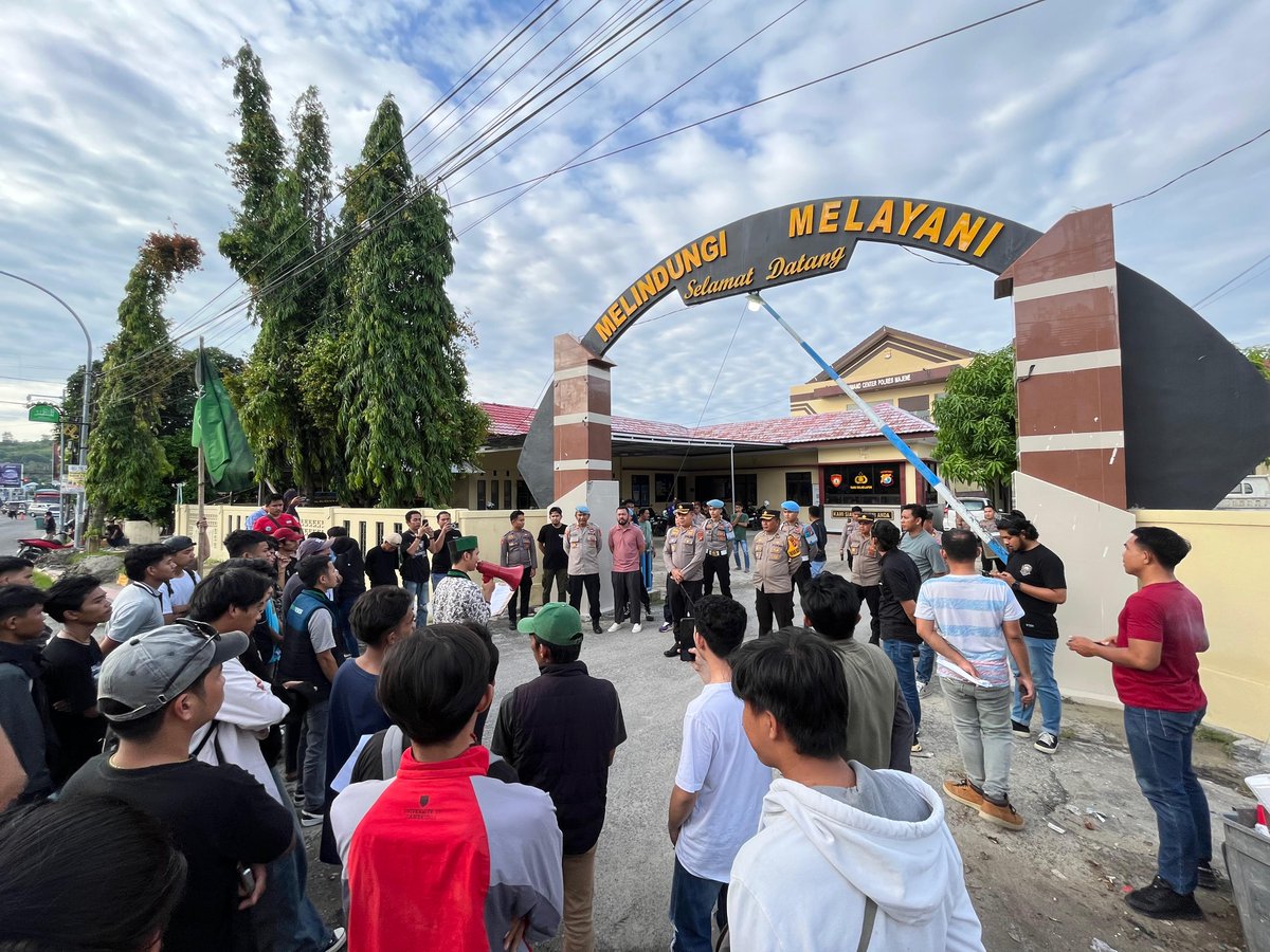 Polres Majene - Kepolisian Resor Majene melaksanakan pengamanan aksi solidaritas yang digelar oleh Himpunan Mahasiswa Islam (HMI) Cabang Majene di depan Mapolres Majene, pada Kamis (2/1/25).