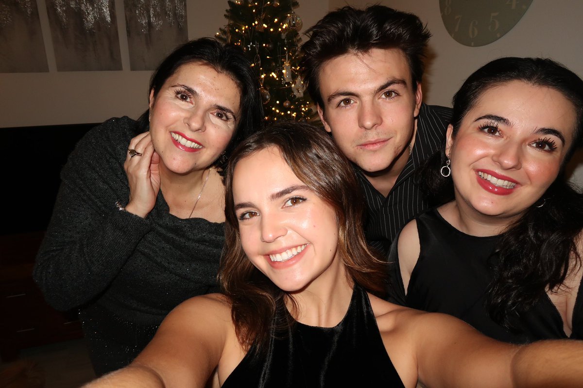 SoullaCostanda's tweet photo. Here’s to a happy and healthy 2025! Best wishes to all! 🎉❤️🥰🤩 https://t.co/RWl9ZtHGS3