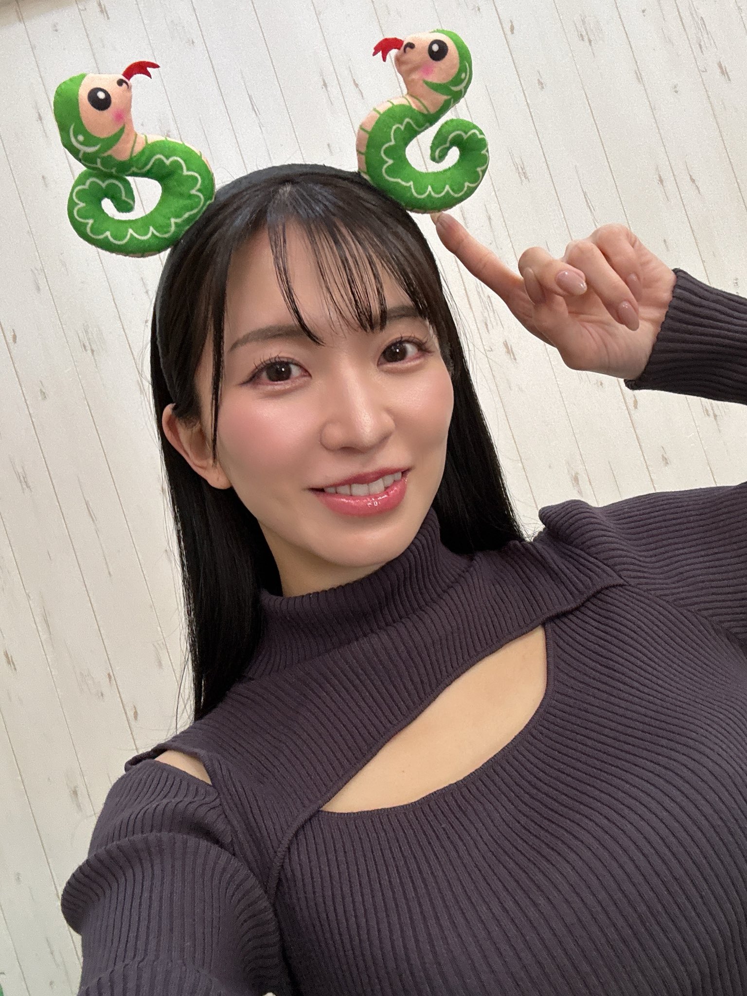 あけましておめでとうございます🐍 本日から仕事始め💓appsさんで撮影会でした‼️新年からみんな会いに来てくれてありがとう💓 ステキな1年になる気がします😋今年の抱負は何だろうな、うーん、わかんないけどファンのみんなを大切に。今年も1年過ごしたいと思います😊 https://t.co/SV9eSSFx4C