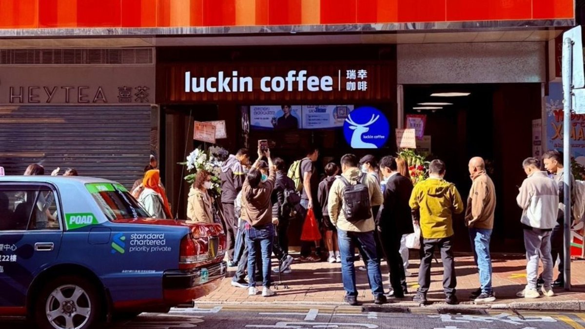 China’s Luckin Coffee has launched in Hong Kong with five stores in a single day. The move comes ahead of planned Malaysia and US launches in 2025 as the coffee chain seeks to scale its international presence.

worldcoffeeportal.com/Latest/News/20…

#HongKong #coffeeshop #coffee #news