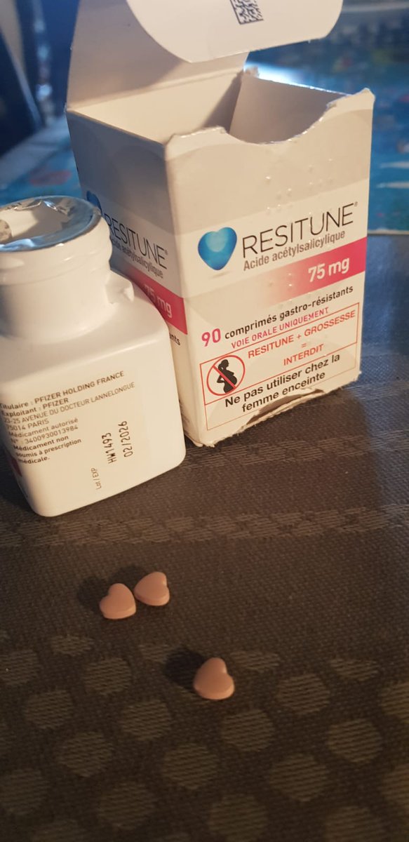 LuuLyAPM's tweet photo. #Pharmacovigilance comprimé en forme de 🧡 mauvaise idée!
Le fils d'une amie a cru que c'était un bonbon. Le temps que sa mère aille chercher de l'eau, il l'a trouvé sur la table. Ouf trop dur. Mais s'il y a confusion pour un ado de 12 ans, quid d'enfants plus jeunes? https://t.co/3a6sI3XpBm