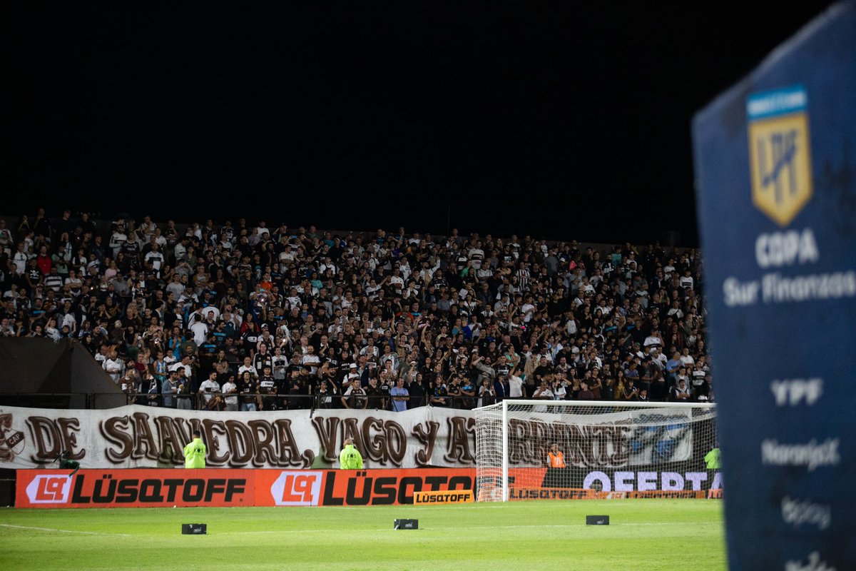 caplatense's tweet photo. 🤞 Empezamos a contar los días para volver 🏟️ 

#VamosCalamares🦑 https://t.co/olYX1cKxyg