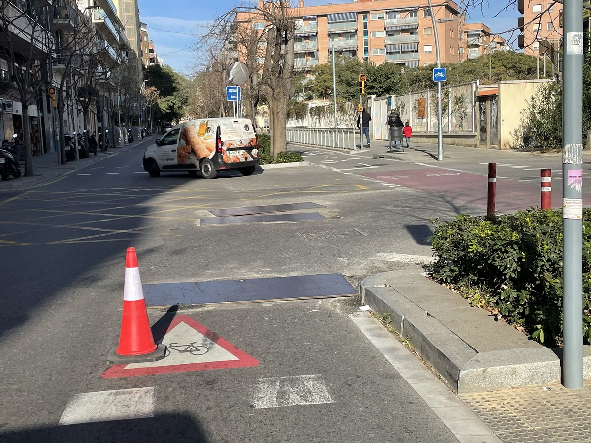 Salvem CAP LaSagrera (@salvemcapsgr) on Twitter photo Com a actuació d'emergència s'ha col·locat les planxes i s'impedeix la circulació per sobre de la planxa metàl·lica més conflictiva, asseguren des de <a href="/BCN_SantAndreu/">BCN_SantAndreu</a> la reparació definitiva la setmana que ve.
Agraïm a <a href="/avvlasagrera/">AVV La Sagrera</a> la seva implicació per resoldre el problema. Com a actuació d'emergència s'ha col·locat les planxes i s'impedeix la circulació per sobre de la planxa metàl·lica més conflictiva, asseguren des de <a href="/BCN_SantAndreu/">BCN_SantAndreu</a> la reparació definitiva la setmana que ve.
Agraïm a <a href="/avvlasagrera/">AVV La Sagrera</a> la seva implicació per resoldre el problema.