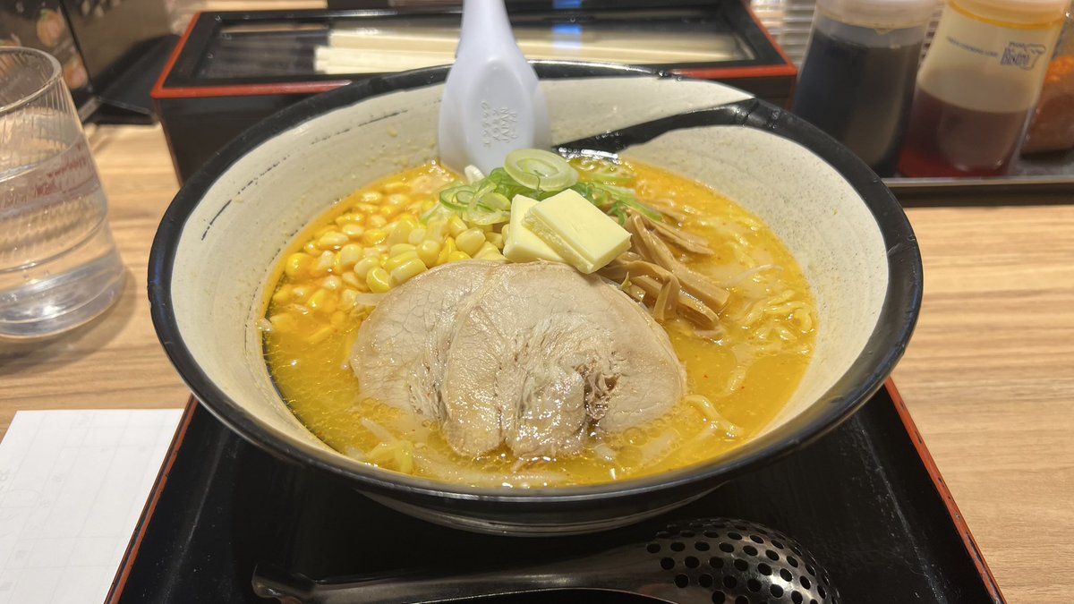 DIA77924547's tweet photo. こんばんは♪
今日は北海道2日目、雪あかりで味噌バターコーンラーメンを食べに行った後、福岡へひとっ飛び一幸舎で豚骨ラーメンを食べて福岡で一泊です💫💫
ラーメンのグルメ旅です初日の出フライトからのグルメ旅今年がいい年にになりますように
#雪あかり
#札幌ラーメン
#一幸舎
#博多豚骨ラーメン https://t.co/dMbKXH2ack