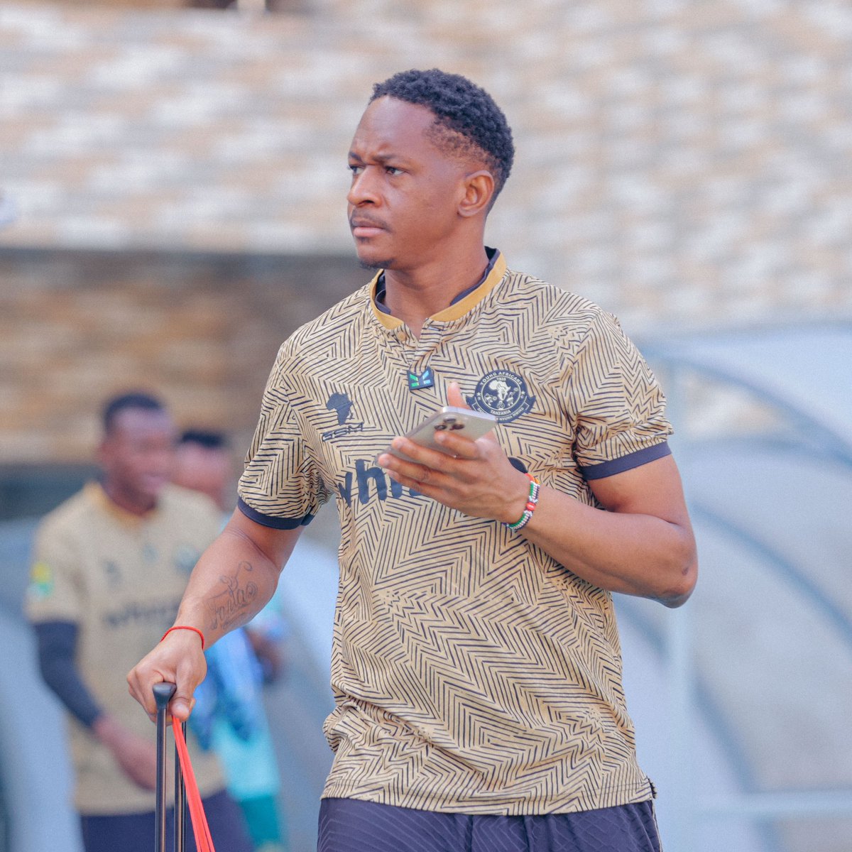 YoungAfricansSC's tweet photo. Muda wa maandalizi ya 𝐆𝐔𝐒𝐀 𝐀𝐂𝐇𝐈𝐀 𝐓𝐖𝐄𝐍𝐃𝐄 𝐊𝐖𝐀𝐎🔰🔋

Kata Tiketi yako Mapema Mwananchi Tukutane Kwa Mkapa Jumamosi hii.

#timuyawananchi
#daimambelenyumamwiko https://t.co/EDqNUvfCdA