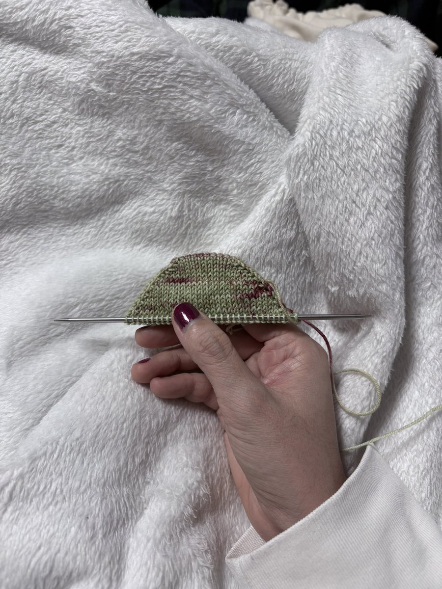 거미양말 무늬도 안 나왔는데 귀여움
이거 뜨려고 찾다 보니까 토업 왜 안떴는지도 기억남