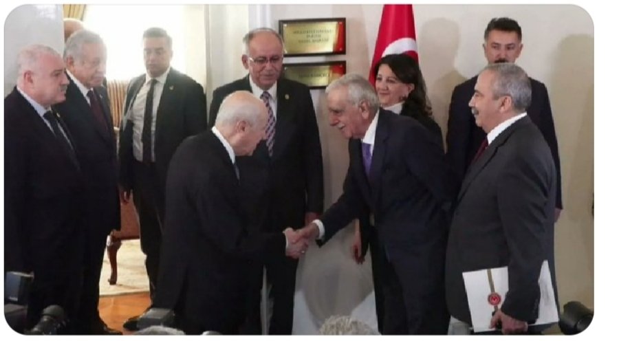 Devlet Bahçeli Dem Parti Heyetini Kapıda Karşıladı 
2 ay önce terör örgütü diye görevden Alınan Ahmet Türk 'de vardı 
(Fıkra Bukadar )
Müsavat Dervişoğlu
Mansur Yavaş 
 Süreyya Önder 
 Beşar Esad 
#Terroristattack 
Gebersin 
İstanbul Havalimanı
Filistin
Bilal Erdoğan
