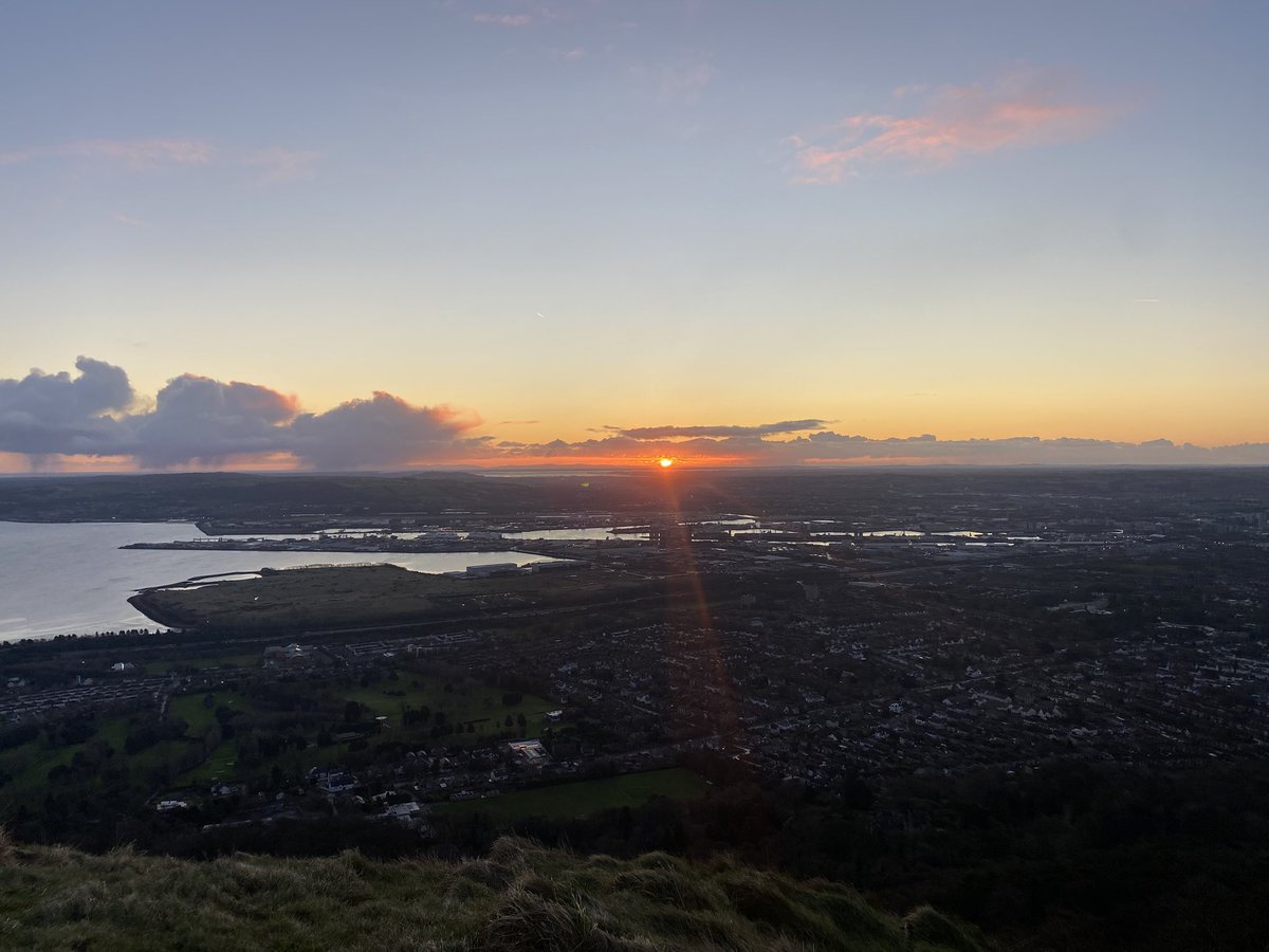 sceitinn133's tweet photo. Bliain úr mhaith 🌅 #éirínagréine #cavehill #beannmhadagain #jan2025 https://t.co/0KAXNVhJuW