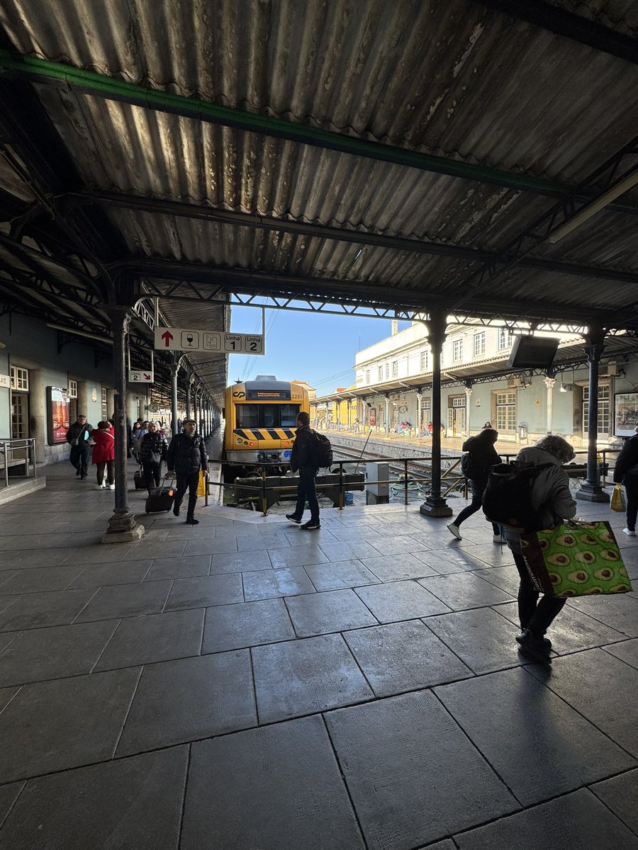 goncalo_nspinto's tweet photo. O grande estratega @PNSpedronuno como Ministro das Infraestruturas é responsável por fechar uma linha e uma estação ferroviária para dar lugar a um serviço de autocarros https://t.co/KC0XI7xjZt