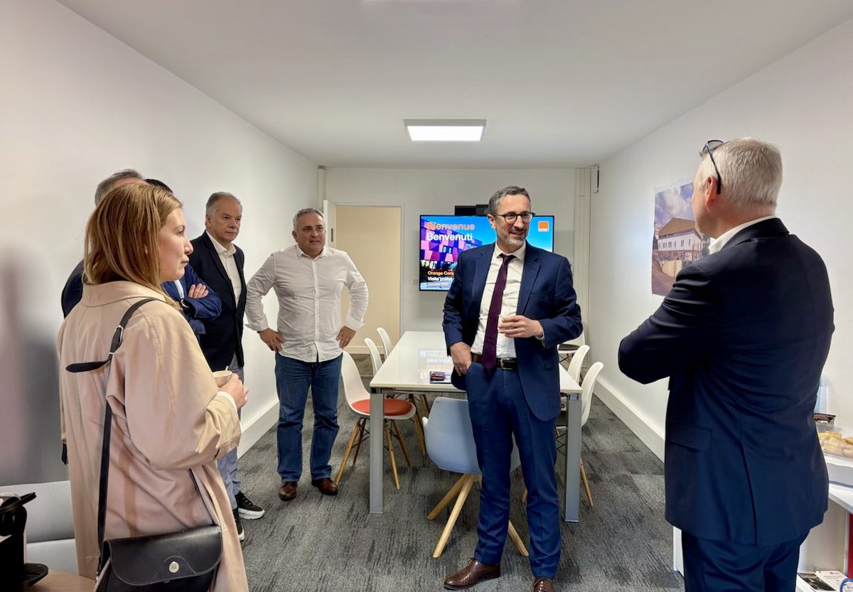 Un grand plaisir de démarrer l’année 2025 par une visite du <a href="/Prefet2A/">Préfet de Corse, préfet de Corse-du-Sud</a> Jérôme Filippini 🙏

Où on a parlé des équipes <a href="/OrangeCorse/">Orange Corse</a> d’ancrage, de réseaux, de fibre, d’arrêt du cuivre, de résilience et d’innovation…

L’occasion de visiter
notre show room dédié aux collectivités !
