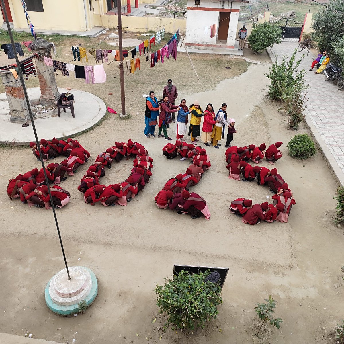barabanki_82649's tweet image. Students at Kasturba Gandhi aavasiya balika vidhyalay ganeshpur Barabanki welcomed the #NewYear2025 
#basiceducation
#basicdepartment
#HappyNewYear
#Happy2025
#NewYear2025
@EduMinOfIndia
@thisissanjubjp 
@UPGovt 
@BarabankiD 
@EduMinOfIndia