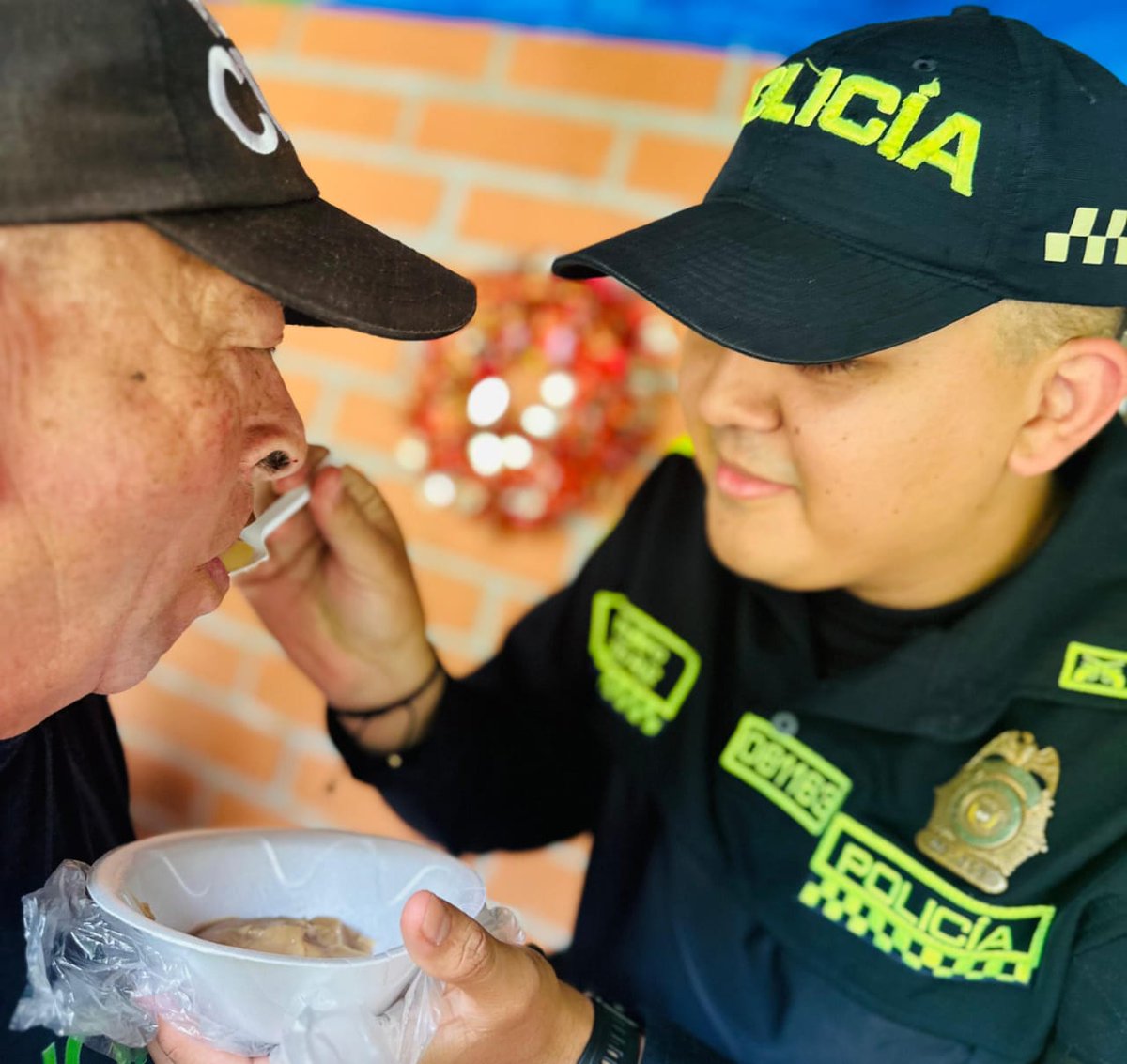 En #Barbosa iniciamos el año con pie derecho, integrantes de Policía Comunitaria, alegraron a un grupo de abuelitos del hogar geriátrico #CieloAzul, desarrollando actividad de bienestar, incluyendo alimentación y la entrega de diversos elementos para su comodidad.

#DiosYPatria