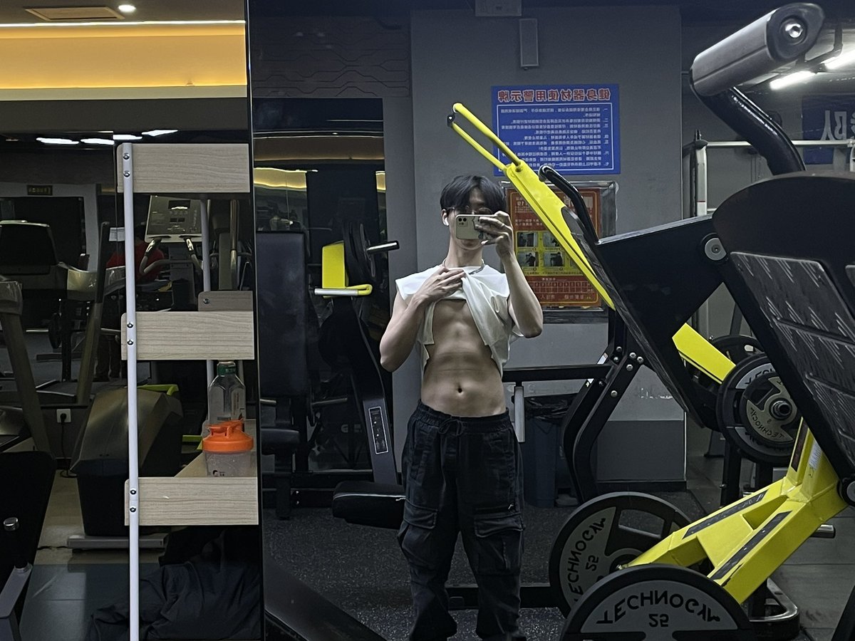 CGonster's tweet photo. 小骨架正经练了一年也算有进步，2025再重5kg吧✊🏻 https://t.co/iNuOlgNUD6
