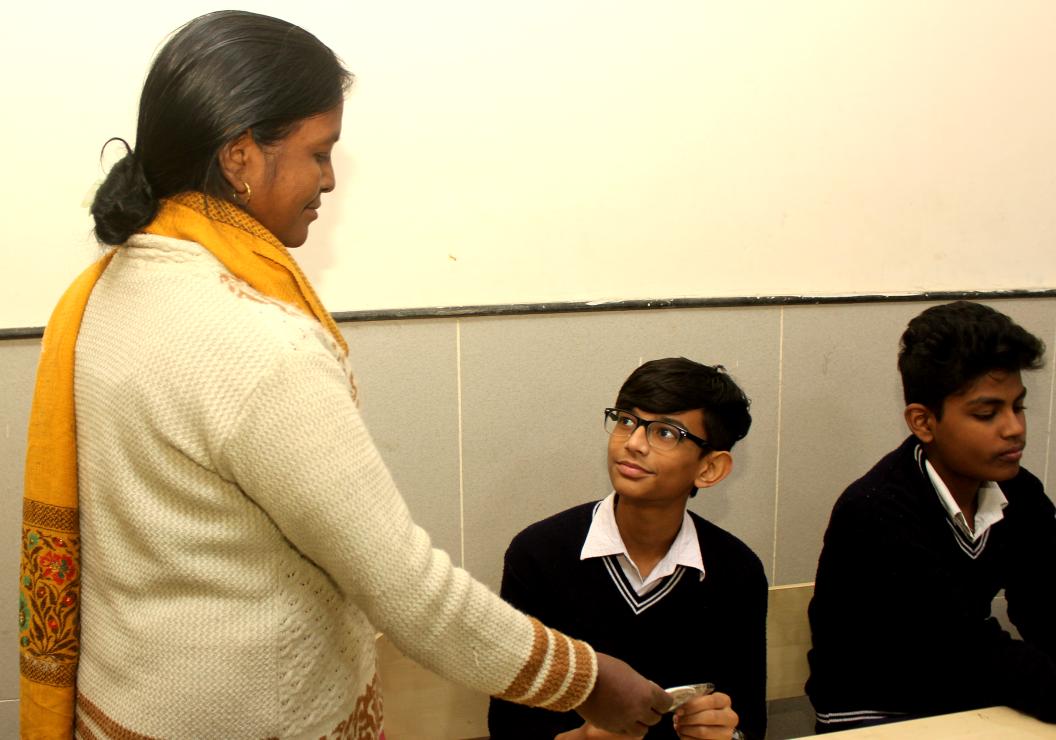 DelhiJalBoard's tweet image. !संरक्षण यमुना की सहायता आपकी!
डीजेबी ने अपने सहयोगी एनजीओ @OrgRews के साथ मिलकर एसबीवी नंबर 3, मदनगीर में &apos;यमुना की पाठशाला&apos; का आयोजन किया। इस कार्यक्रम में निबंध लेखन प्रतियोगिता के माध्यम से बच्चों को यमुना संरक्षण के महत्व के बारे में जागरूक किया गया।
#DjbOnMissionMode #DJB4U