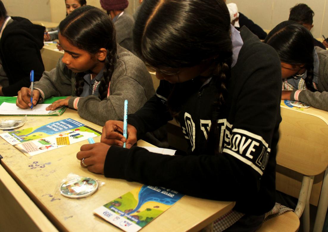 DelhiJalBoard's tweet image. !संरक्षण यमुना की सहायता आपकी!
डीजेबी ने अपने सहयोगी एनजीओ @OrgRews के साथ मिलकर एसबीवी नंबर 3, मदनगीर में &apos;यमुना की पाठशाला&apos; का आयोजन किया। इस कार्यक्रम में निबंध लेखन प्रतियोगिता के माध्यम से बच्चों को यमुना संरक्षण के महत्व के बारे में जागरूक किया गया।
#DjbOnMissionMode #DJB4U