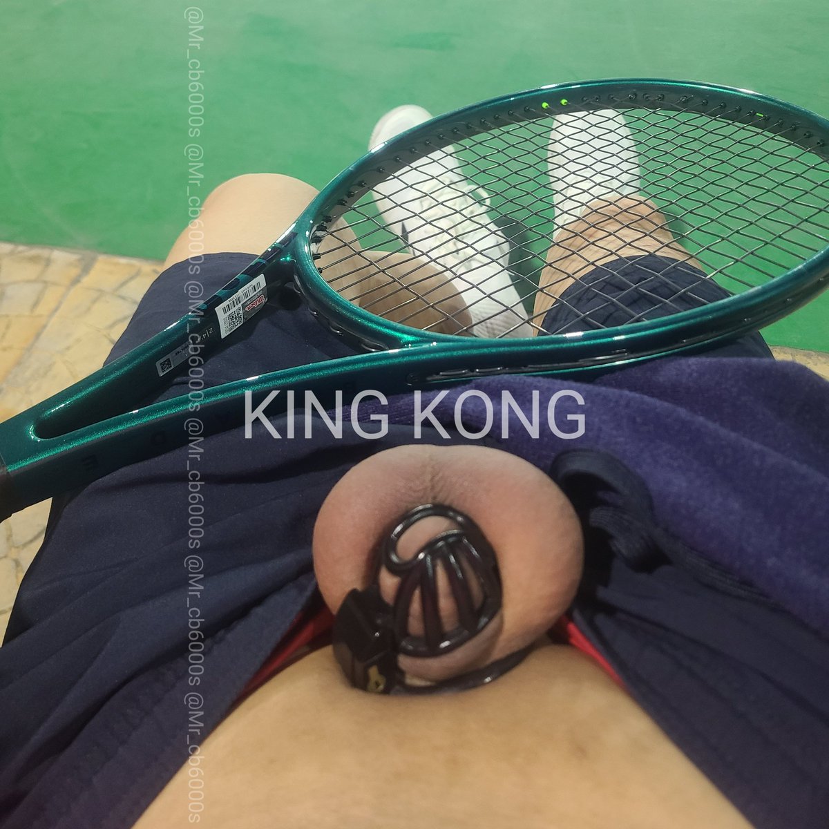 旁边还坐着球友，就这样变态露出锁屌
＃锁男 ＃废屌 ＃反差 ＃戴锁 ＃贞操锁 ＃白袜 ＃cage #locked #chastity ＃锁屌 ＃废屌 ＃早泄 ＃阳痿 ＃伪s