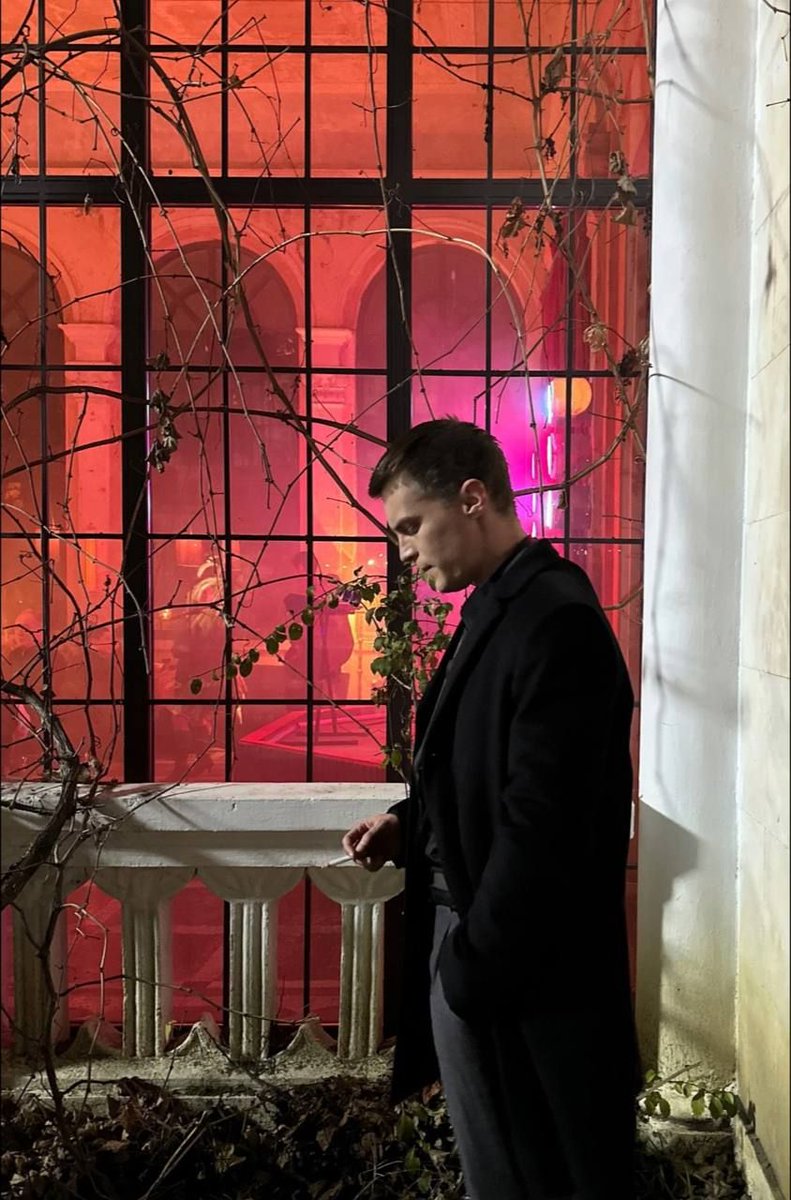 а он придёт и приведёт за собой весну
и рассеет серых туч войска.
а когда мы все посмотрим в глаза его, 
на нас из глаз его посмотрит тоска.