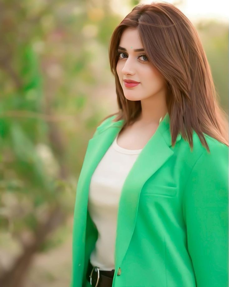 ہمیں ضرورت نہیں سجنے سنورنے کی 
ہم سادگی میں بھی قیامت کی ادا رکھتے ہیں