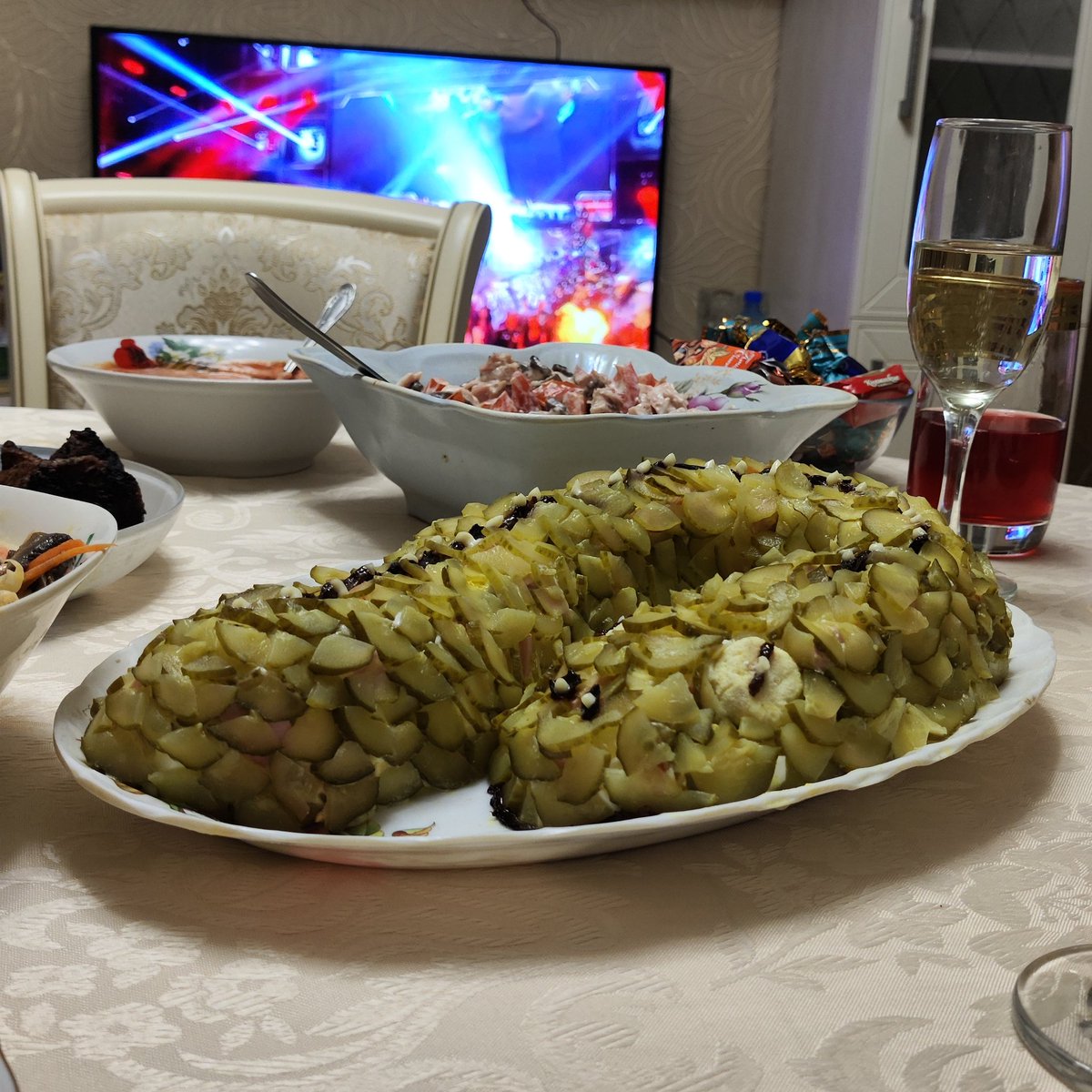 Подруга приготовила такой салат на новогодний стол 🐍