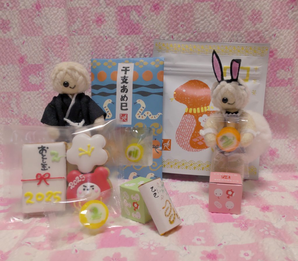 Mimi3_12's tweet photo. 🐰お正月のお菓子いっぱいだぁ！
🐰お��くじ付きだって！開けてみよっ
🐰小吉だねぇ、身の回りを整理整頓…ふむふむ… https://t.co/ehJNlez2Aj