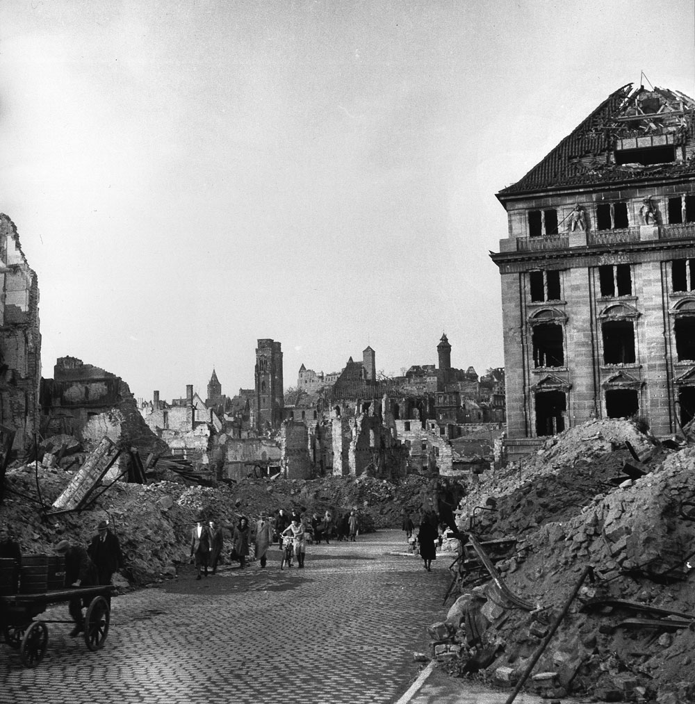 Heute jährt sich zum 80. Mal der verheerendste Luftangriff auf #Nürnberg während des Zweiten Weltkriegs. Er gilt als einer der dunkelsten Tage der Stadtgeschichte – und mahnt und erinnert an die Opfer des Kriegs infolge des NS-Regimes. Über 1.800 Menschen verloren an jenem Abend
