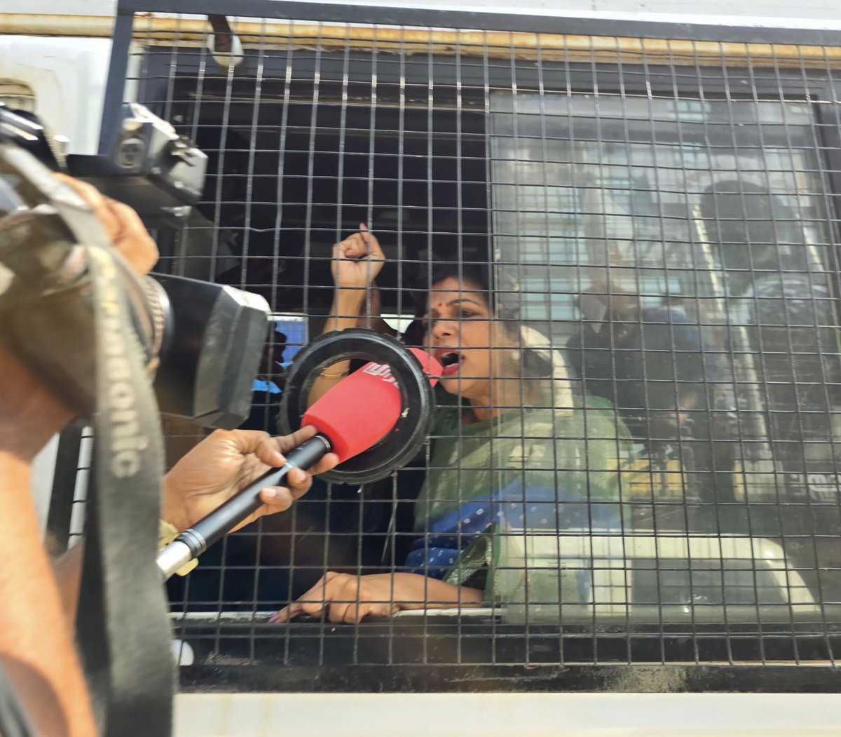 அண்ணா பல்கலைகழகம்  வளாகத்திற்குள் நடந்த பாலியல் வன்கொடுமை செய்யப்பட்ட மாணவிக்கு நீதி வேண்டியும், தமிழக பெண்களுக்கு பாதுகாப்பு கோரியும், திமுக அரசைக் கண்டித்து இன்று ( வள்ளுவர் கோட்டத்தில் நடைபெற்ற ஆர்ப்பாட்டத்தில் ( பாட்டாளி மக்கள் கட்சி) பசுமை தாயகத்தின் தலைவர் திருமதி.சௌமியா