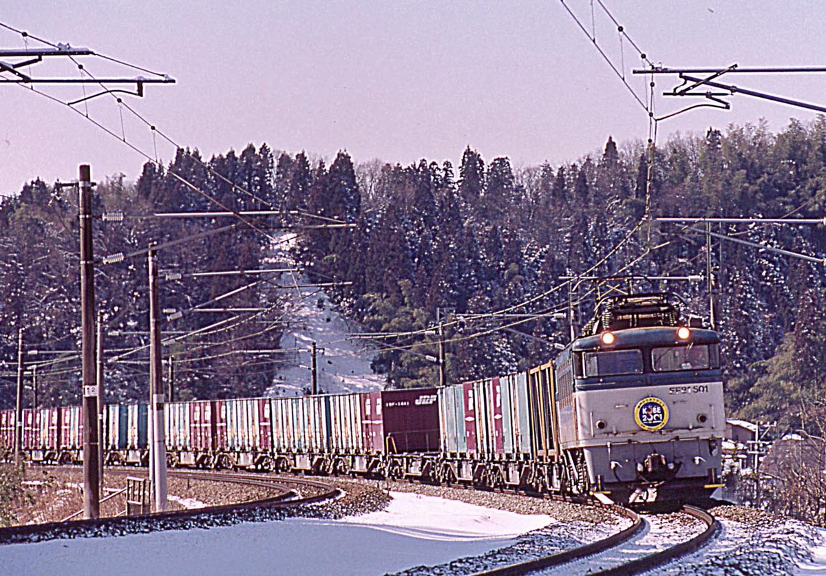 k_coupler's tweet photo. 懐かしの冬の北陸本線笠谷踏切を通過するEF81。
１  列番不明  EF81501
2   3561レ      EF81104
3   1175レ       EF81   2
4   3087レ     EF81  4
2001年2月15日撮影記録から https://t.co/eFlLA2PnAK