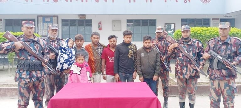 অবৈধ অনুপ্রবেশের সময় শিশুসহ ৭ জন আটক