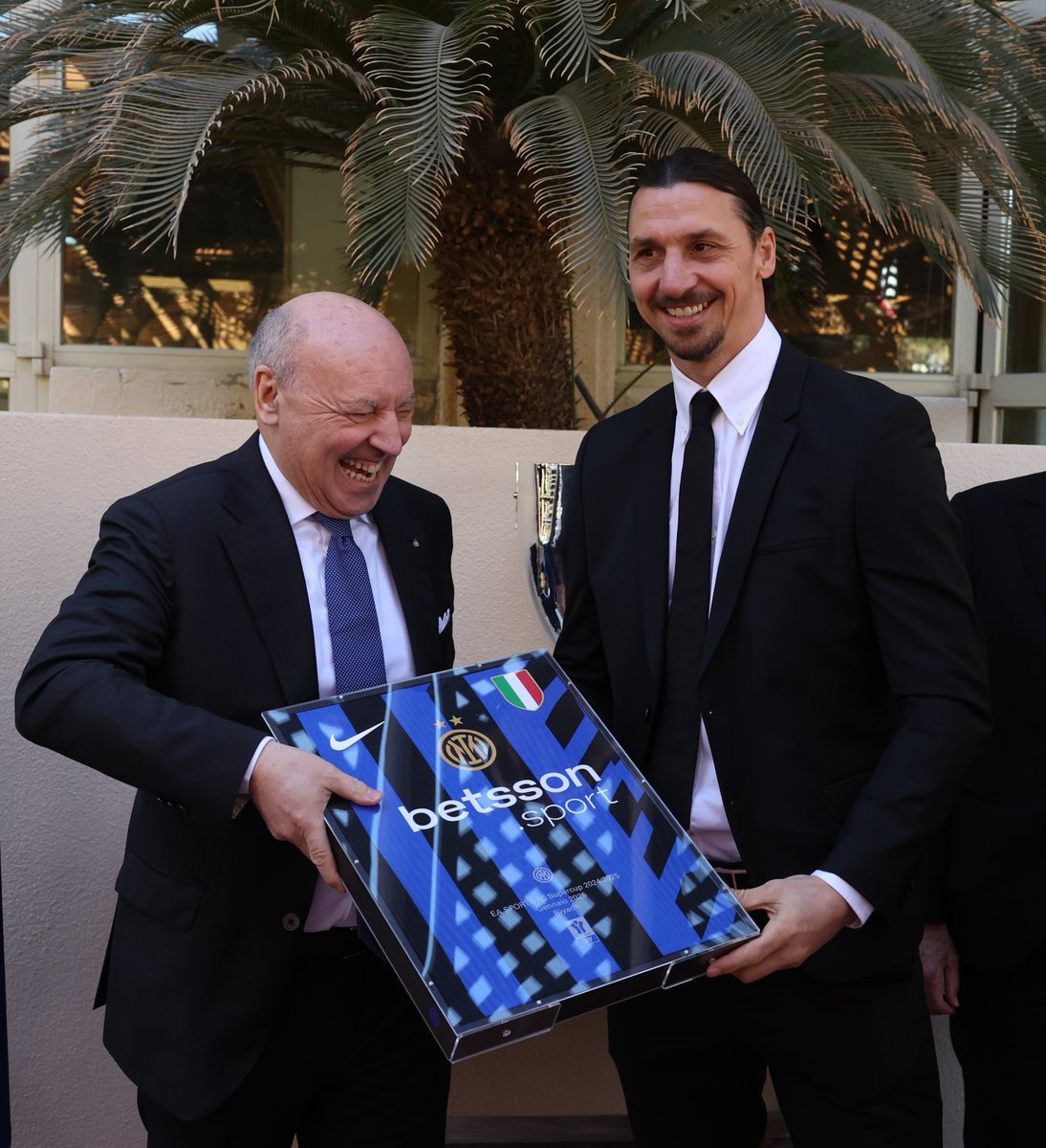 SoyCalcio_'s tweet photo. 📸 Con motivo de la Supercoppa de Italia en Arabia Saudí, Marotta ha regalado a Ibrahimovic una camiseta del Inter con la segunda estrella.

😅😅😅 https://t.co/HkW8ZAE3j2