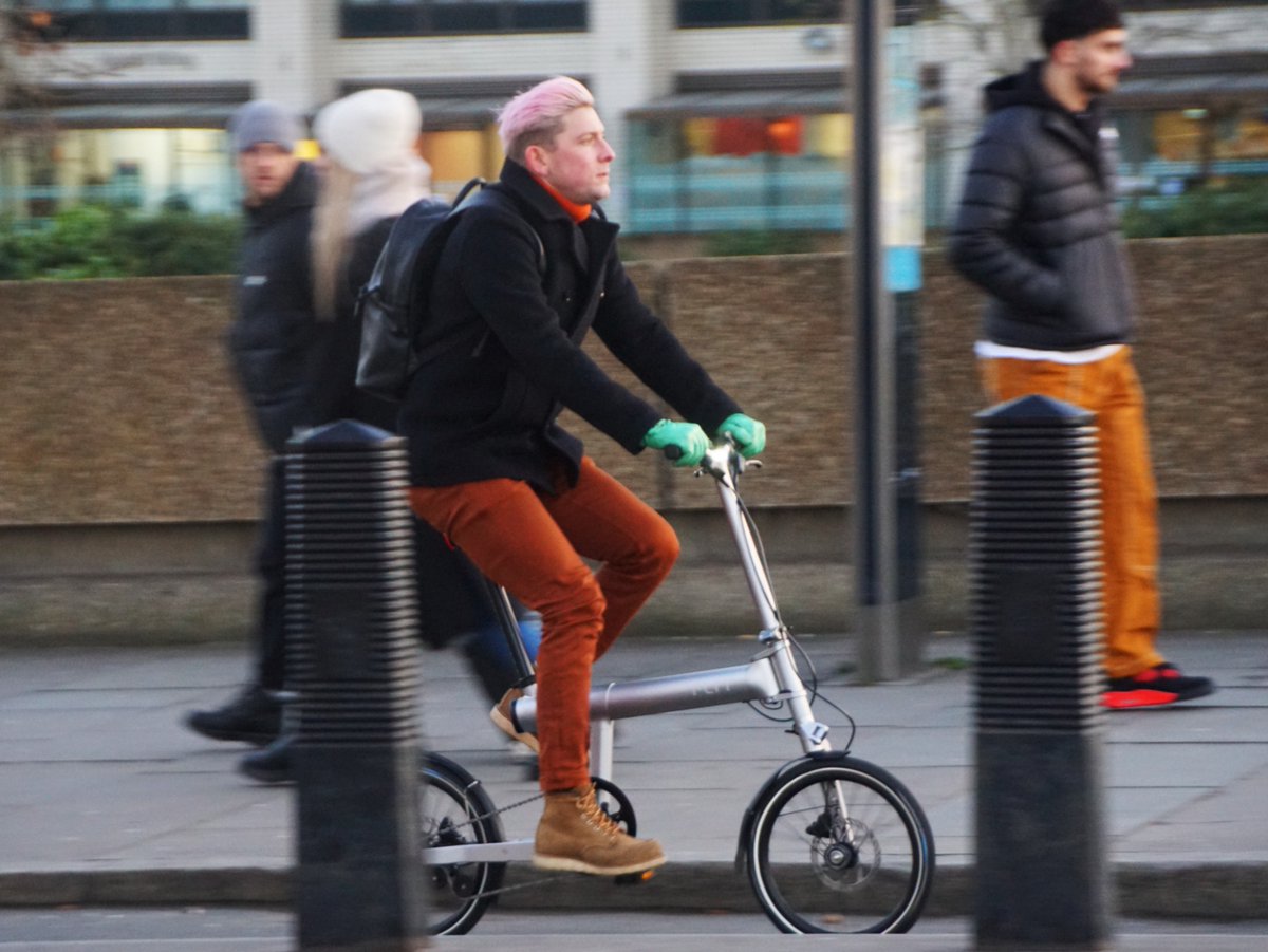 Smooth and stylish city rides: the FLIT M2 makes a statement, effortlessly gliding through the streets and transforming your daily commute into a seamless blend of convenience and flair.