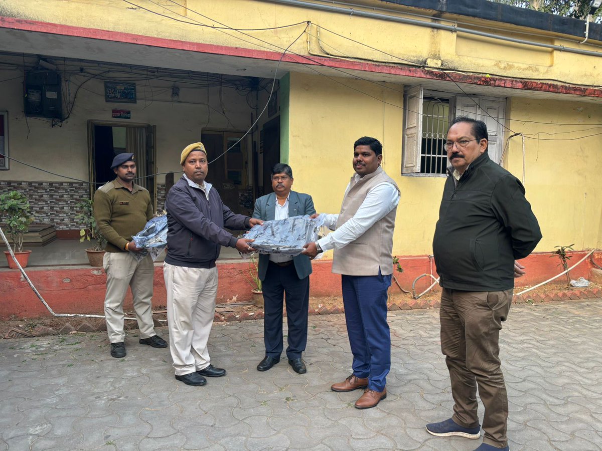 copper_ltd's tweet photo. Under Wildlife Conservation Plan of ICC Mines, 250 woollen jackets were provided to Jamshedpur Forest division and Dalma wildlife sanctuary.

Shri Shyam Sunder Sethi, ED & Unit Head, ICC, and Shri Shaba Alam Ansari, IFS, DFO, Jamshedpur, distributed the woollen jackets amongst the Forest Guard and Quick Response team on dated 02.01.2025.

@MinesMinIndia 
@kishanreddybjp 
@satishdubeyy