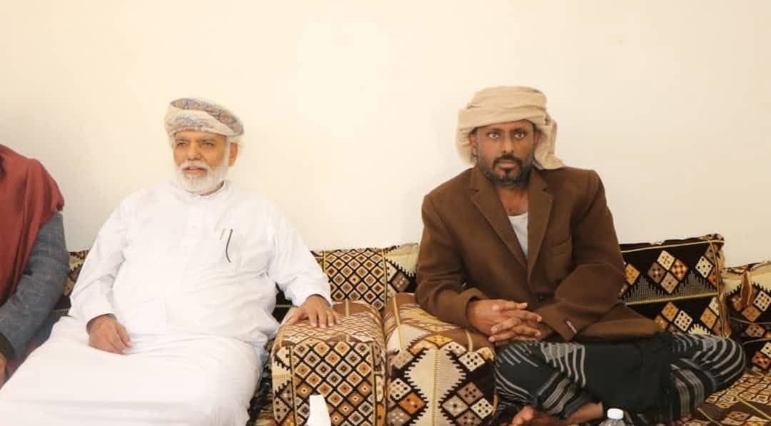 ممكن توضحون لنا من هو هذا الشخص الذي بجانب الشيخ عمرو بن حبريش وهل له علاقة في الحوثيين وماهو مشروعه وماهي الدول التي تدعمه ؟

لقد كثرت الأقاويل فمن عنده معرفة ومعلومات صحيحة ممكن يوضحها ..
