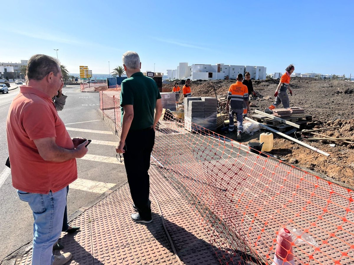 Ayuntamiento de Tías (@ayundetias) on Twitter photo 👷 ¡Arrancamos el año con energía y compromiso!
👉 Estamos dedicados a crear espacios públicos más cómodos y accesibles para todos.
👏 Gracias al esfuerzo del equipo del PFAE Construyendo Futuro IV, avanzamos en la renovación del acerado y en la mejora de <a href="/ptodelcarmen/">Puerto del Carmen</a> 👷 ¡Arrancamos el año con energía y compromiso!
👉 Estamos dedicados a crear espacios públicos más cómodos y accesibles para todos.
👏 Gracias al esfuerzo del equipo del PFAE Construyendo Futuro IV, avanzamos en la renovación del acerado y en la mejora de <a href="/ptodelcarmen/">Puerto del Carmen</a>
