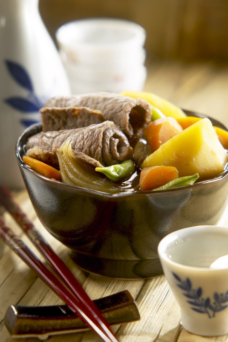 Oletko kokeillut yhdistää maailman makuja kotimaisiin raaka-aineisiin? Japanilaisessa nikujagassa on aineksina porkkanaa, sipulia ja lihaa, joihin soija, mirini ja dashi-liemi tuovat eksoottisen säväyksen. Kun ostat lihaa, valitsethan laadukasta #suomalaistalihaa! #hyväälihasta