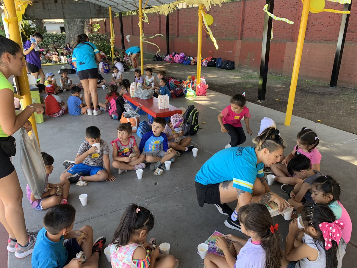 DeportesBA's tweet image. Los chicos y chicas de las #Colonias del poli #Dorrego compartiendo el primer desayuno