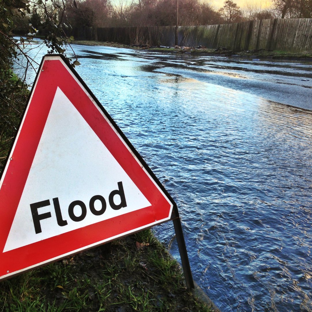 🚨 Stay Safe Around Floodwater &amp; Icy Areas 🚨

💧 Don't enter floodwater
❄️ Beware of icy banks
🐕‍🦺 Supervise children and pets
📱 If someone falls in call 999

Please RT to help spread life-saving advice

#FloodSafety #IceSafety #DrowningPrevention #StaySafe #RLSSUK
