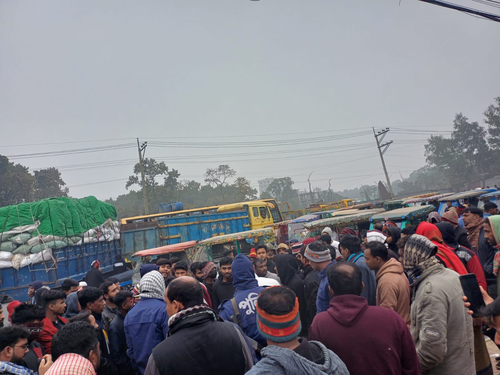 কালিয়াকৈরে হাইওয়ে পুলিশের বিরুদ্ধে মহাসড়ক অবরোধ করে অটোরিকসা চালকদের বিক্ষোভ