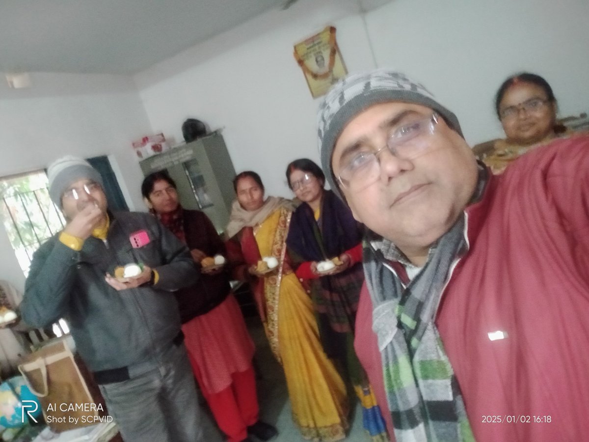 SCPrabhakar's tweet photo. जब चल पड़े हैं तो चल पड़े... सफर भी अच्छा ही होगा। #नववर्ष और #विशिष्ट_शिक्षक के लिए सेलेब्रेसन तो होना था। हम सभी (13) ने #Exclusive_Teacher के लिए योगदान किया... #राज्यकर्मी के तौर पर।
रा. बलदेव उच्च माध्यमिक विद्यालय, मानिकपुर, मीनापुर,मुज.
#HappyNewYear 
#शुभकामना एवं #बधाई https://t.co/jCIPdmitrq