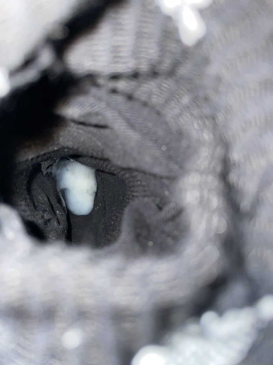 尾随帅哥发现就住在楼上  没有鞋子但是发现他随手丢了垃圾放在门口又进去了  好奇心作祟结果发现里面竟然有一双穿到反光的超臭黑袜  有点紧的袜口把整个蛋跟屌包裹着撸的感觉太爽了   射完手跟屌上全是直男的脚臭味   心满意足又给他丢回去了  是不是直男经常懒得洗就丢袜子啊  希望多丢一点哈哈