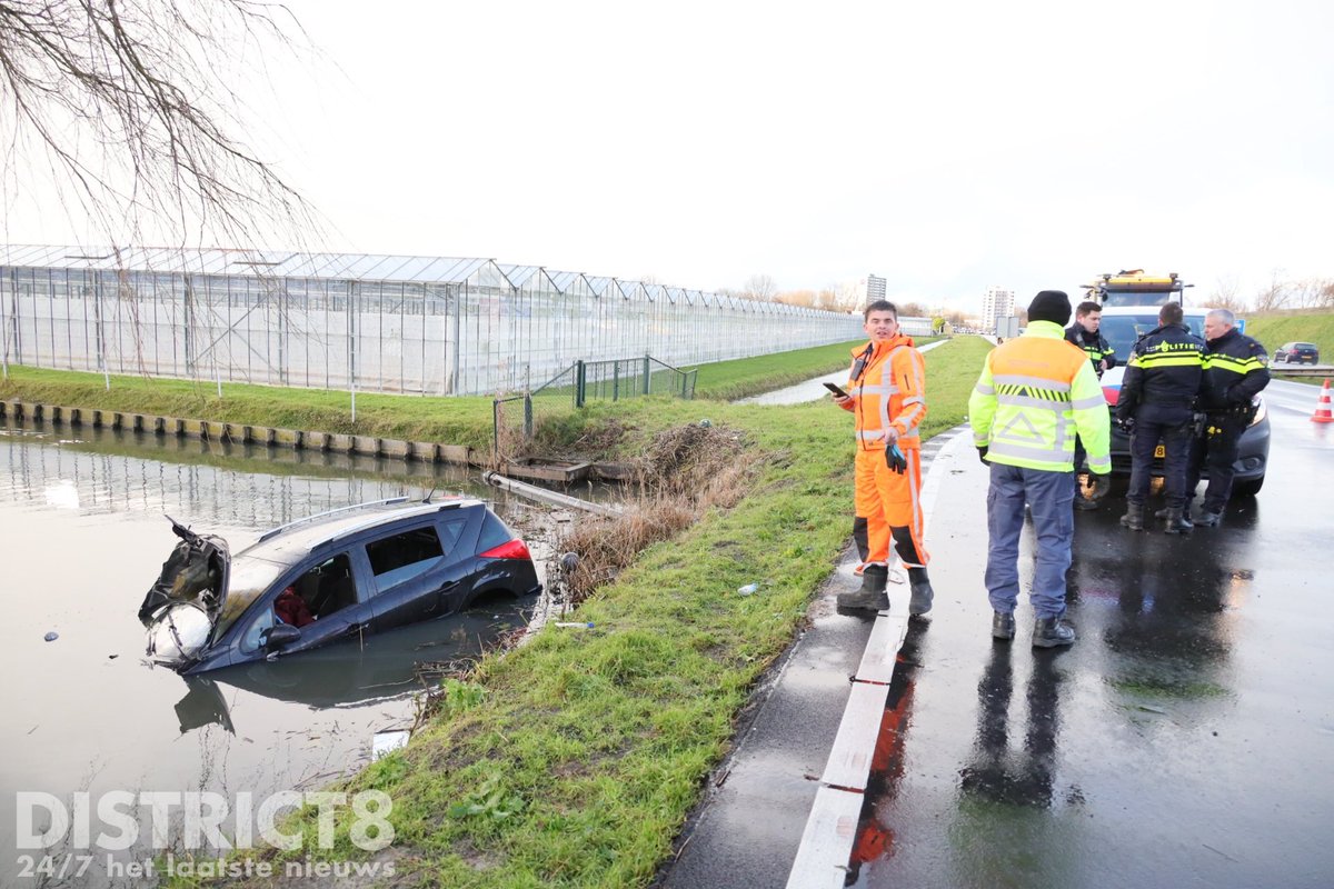 Gezin met auto te water langs N211 Wippolderlaan bij Wateringen