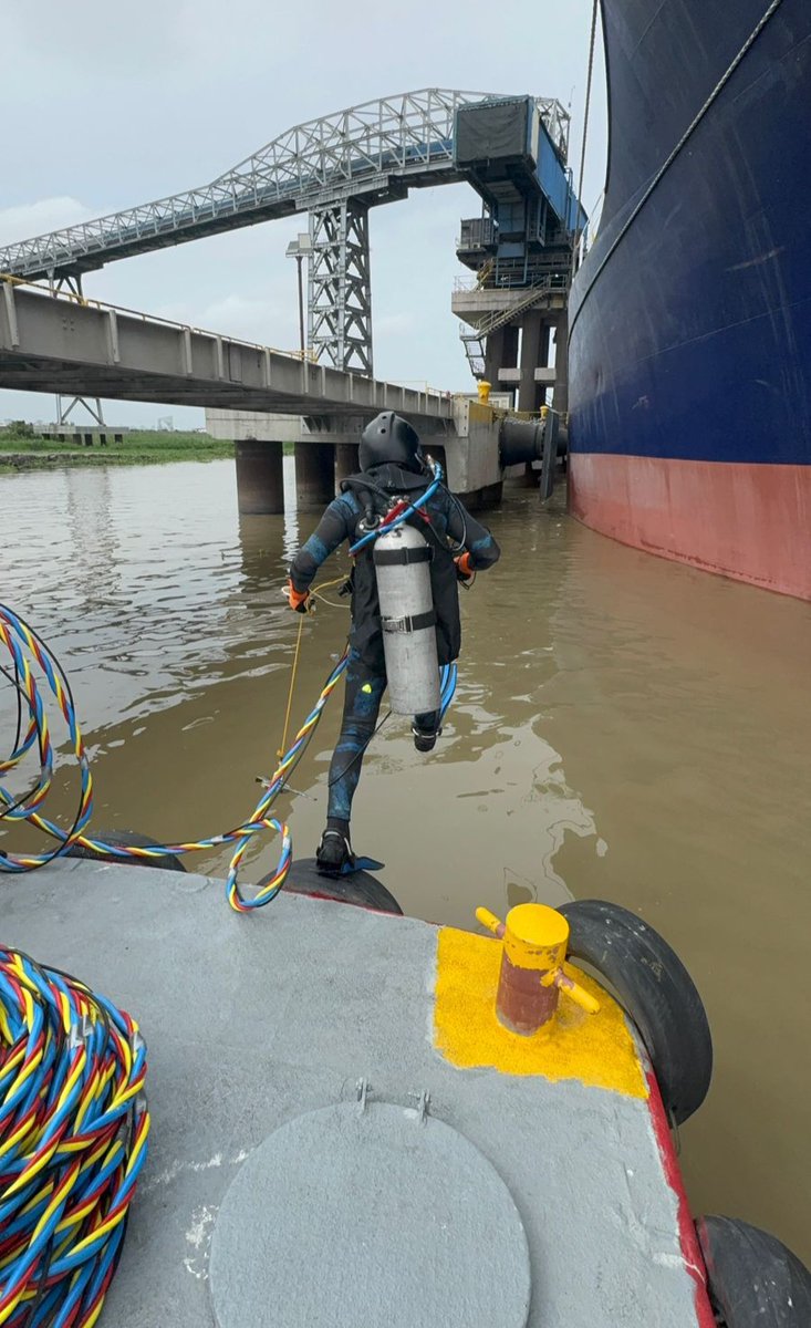 jormon26's tweet photo. En el penúltimo día 2024, en canal navegable Zona Portuaria de Barranquilla, en muelle de #Riverport, Deep Blue Ship Agency y Utek Diving Services lograron, por primera vez con éxito, una inspección subacuática en el río Magdalena: https://t.co/5pViCitoYM https://t.co/fg2IdU2IlS