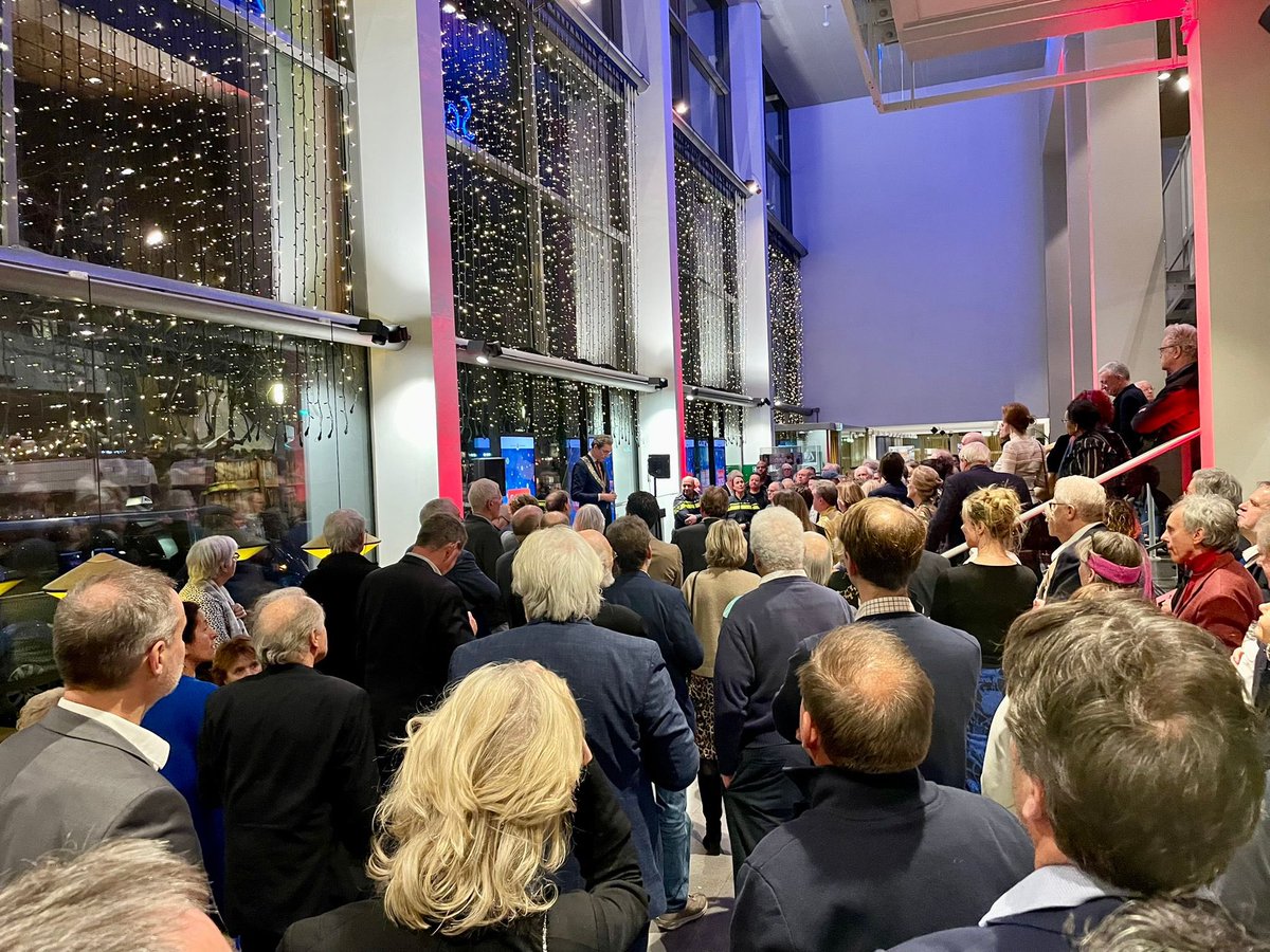 Goed bezochte nieuwjaarsreceptie in <a href="/SchouwburgAveen/">SchouwburgAmstelveen</a> die dit jaar haar 50ste verjaardag viert. Goede sfeer en verbindende toespraak van burgemeester <a href="/Tjapko_Poppens/">Tjapko Poppens</a>. Het gemeentebestuur wenst alle Amstelveners een voorspoedig 2025.