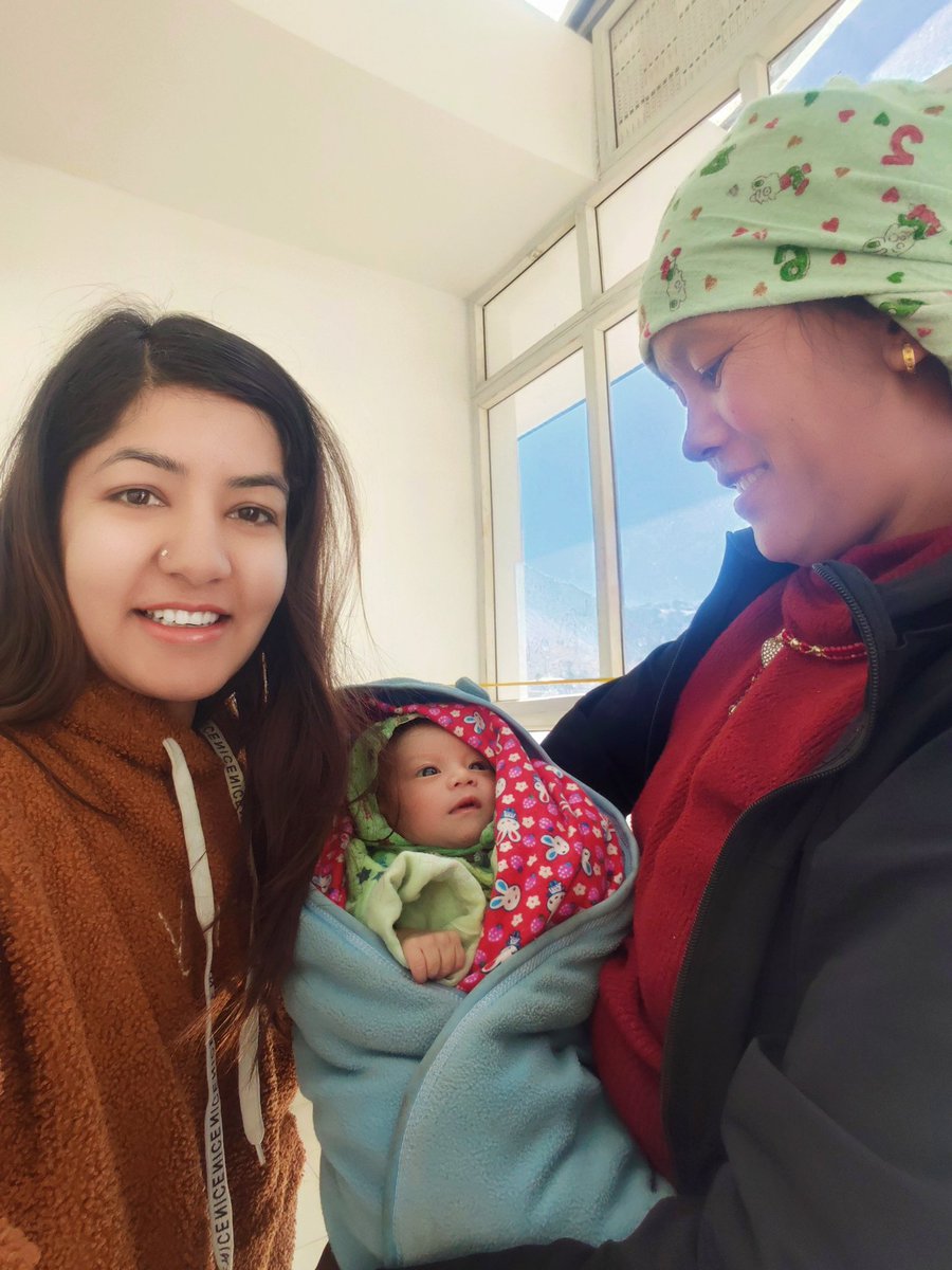 जन्मन साथ नरोएको बच्चा करिव एक घण्टा resuscitate गरिसकेसी बल्ल रोएको बच्चा अनि उसको आमा आज करिव ५ दिनको अस्पताल बसाइ पछि हाँसेर घर जाँदै हुनुहुन्छ।
कर्णालीका भिर पाखामा फुल्ने कथाहरु पिंडादायी छ्न् तर आफ्नो कर्मले दिएको मुस्कान धेरै प्यारो हुने रै'छ।
ps: consent taken for pic🙏