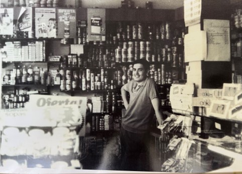 "#LAranya passa en una botiga i jo soc fill de botiguers" explica Prat i Coll.

El director situa el text de Guimerà a Girona l'any 1968, l'època en què els seus pares, com els protagonistes, buscaven un fill.

📸 Miquel Prat, pare del director, a la botiga Alimentación M. Prat.