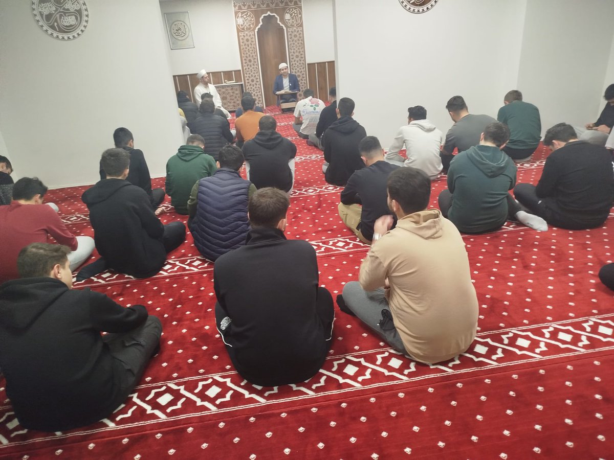 📍Mehmet Hacım Erkek Yurdu
 Regâib Kandili vesilesiyle Kur'an-ı Kerim okunup dualar edildi, gecenin anlam ve önemine binâen sohbet gerçekleştirildi. Namaz sonrası gençlerimize ikramlarda bulunuldu
<a href="/gencliksporbak/">Gençlik ve Spor Bakanlığı 🇹🇷</a> <a href="/OA_BAK/">Dr. Osman Aşkın Bak</a>