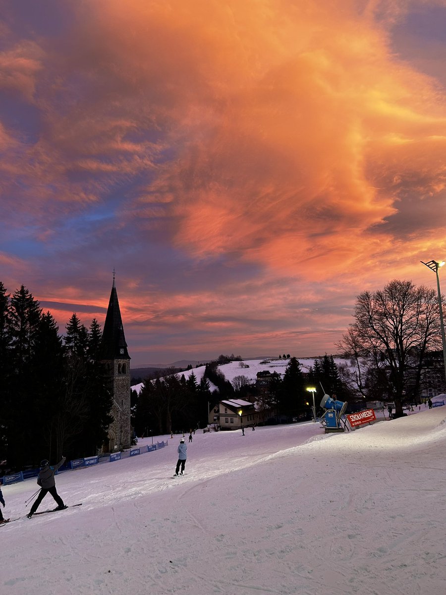 paulssultan's tweet photo. Sylwester na Stoku 2️⃣0️⃣2️⃣5️⃣🎆🤩

Zieleniec 🎇⛷️❤️✨ https://t.co/euyL9D0jES