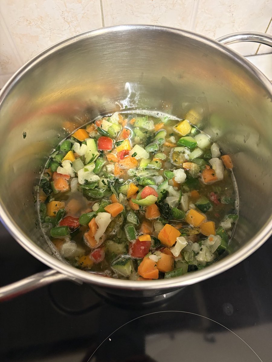 JoeVasapollo's tweet photo. Quando ti è rimasta solo una domanda: “lo lascio così o lo frullo a vellutata…” ed è lì che comprendi che… rien ne va plus…
#amarezza https://t.co/TkFBjLBgOa