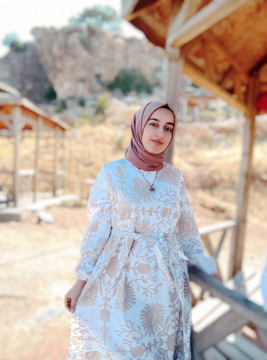 Ben Rojin Kabaiş İntihar etmedim , Hayatımı elimden aldılar.
Ben toprak oldum sesimi duyan tüm abilerime ablalarıma kardeşlerime sesleniyorum ;
Beni hayallerimden eden ailemden eden hayattan koparanların bulunması için sesime ses olun.
#RojinİntiharEtmedi